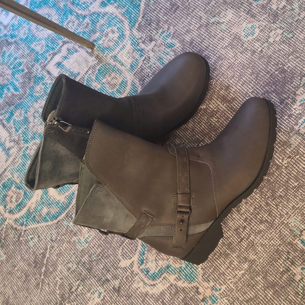 Teva NWOT waterproof leather boots size 9 never used